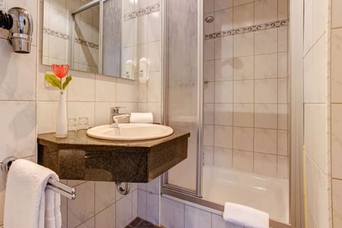 Double Room | Bathroom | Shower, free toiletries, hair dryer, towels
