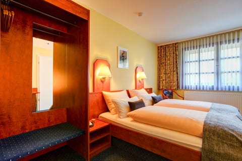 Triple Room (private bathroom) | Desk, soundproofing, free WiFi, bed sheets