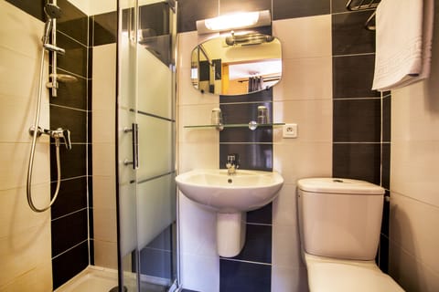 Twin Room | Bathroom | Shower, free toiletries, hair dryer, towels