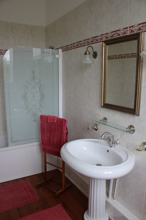 Double Room | Bathroom | Deep soaking tub, hair dryer, towels