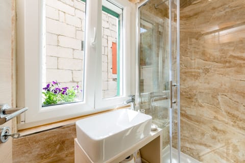 City Double Room | Bathroom | Shower, designer toiletries, hair dryer, bathrobes