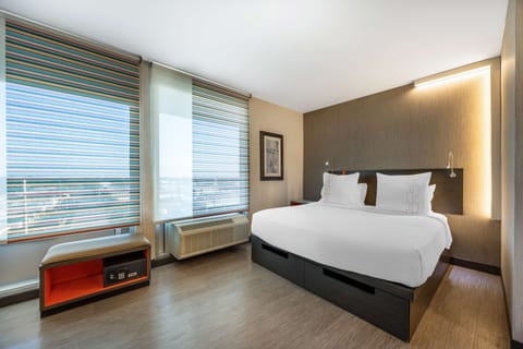 Standard Room, 1 King Bed, Non Smoking, Balcony | Premium bedding, in-room safe, blackout drapes, free WiFi