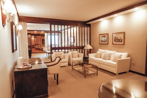 Executive Suite Double Matrimonial | Minibar, in-room safe, individually decorated, individually furnished