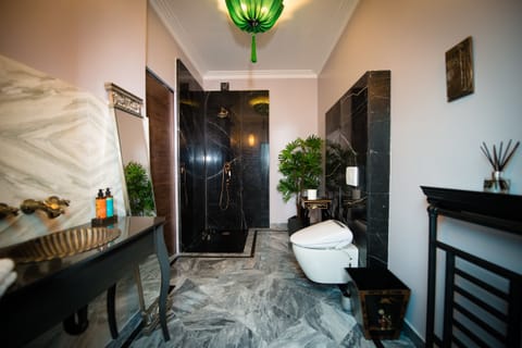 Suite (Garden) | Bathroom | Free toiletries, hair dryer, bathrobes, slippers