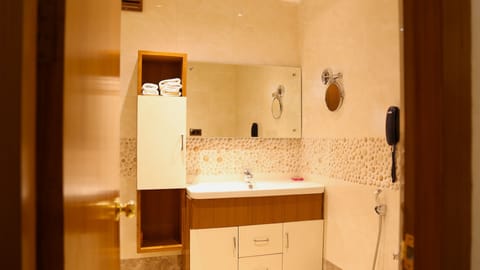 Presidential Suite, City View | Bathroom | Shower