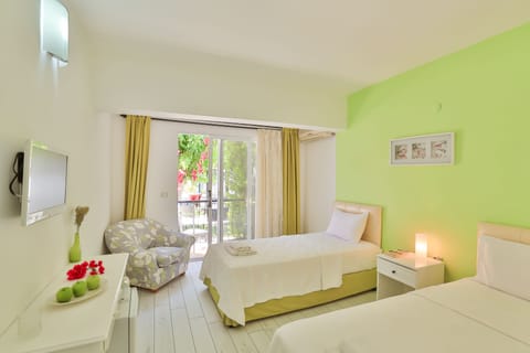 Triple Room | Minibar, free WiFi, bed sheets