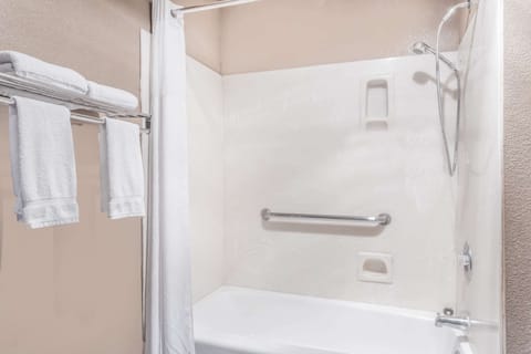 Combined shower/tub, free toiletries, hair dryer, towels