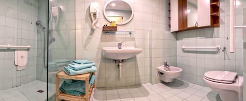 Studio, Accessible | Bathroom | Shower, rainfall showerhead, free toiletries, hair dryer