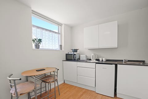 Apartment (Studio Apartment) | Private kitchen | Coffee/tea maker, electric kettle