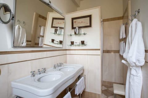 Deluxe Double Room | Bathroom | Shower, free toiletries, hair dryer, bidet