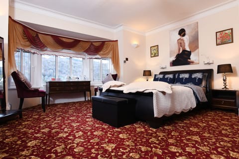 Luxury Double Room, 1 King Bed | Soundproofing, iron/ironing board, free WiFi, bed sheets