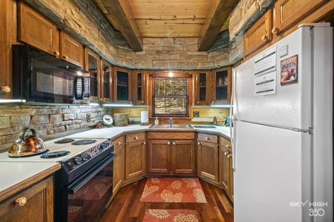 Luxury Cabin, 1 King Bed, Jetted Tub, Hill View (The Elk Lodge) | Private kitchen | Fridge, microwave, oven, stovetop