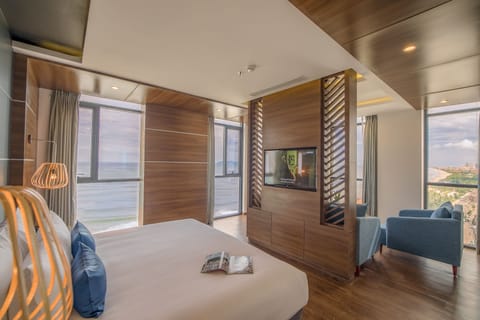 Beachfront Diamond Suite | Minibar, in-room safe, desk, laptop workspace