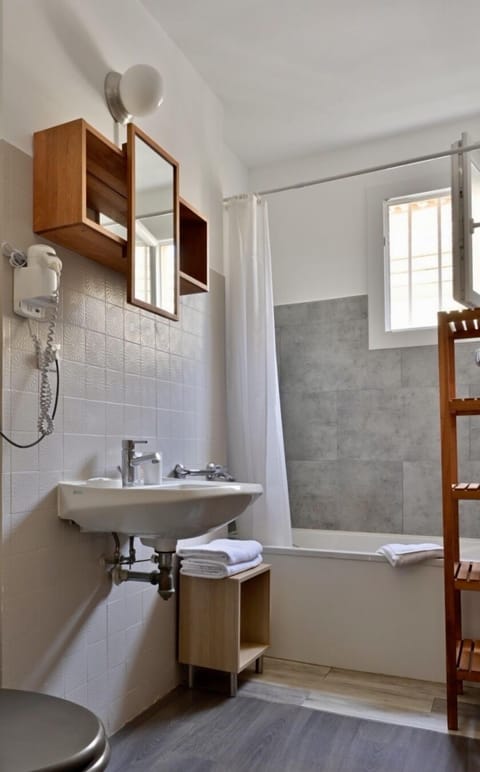 Classic Double Room, Garden View | Bathroom | Shower, free toiletries, hair dryer, towels