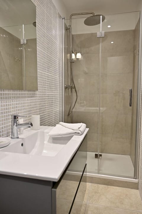 Deluxe Double or Twin Room, Sea View | Bathroom | Shower, free toiletries, hair dryer, towels