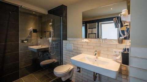 Comfort Double Room Single Use | Bathroom | Shower, free toiletries, hair dryer, towels