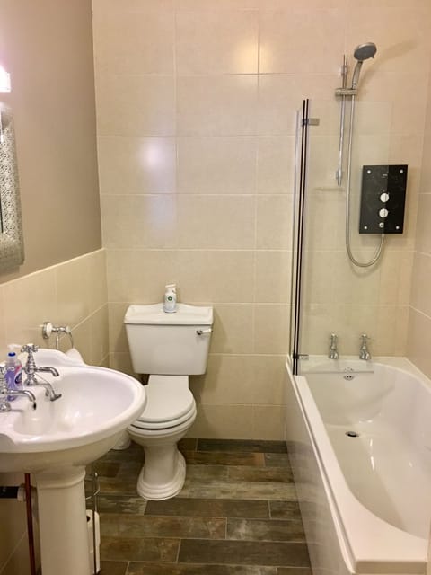 Luxury Triple Room, Private Bathroom, River View | Bathroom | Free toiletries, hair dryer, towels