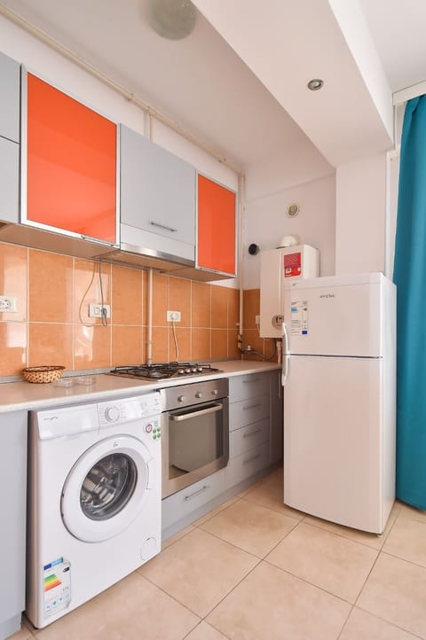 Apartment, 2 Bedrooms | Private kitchen | Fridge, microwave, oven, stovetop