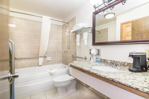 Combined shower/tub, deep soaking tub, free toiletries, towels