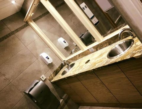 Combined shower/tub, free toiletries, towels