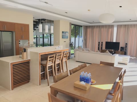 Family Villa, 4 Bedrooms, Garden View | In-room dining