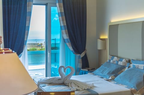 Luxury Double Room, Sea View | Desk, soundproofing, free WiFi, bed sheets