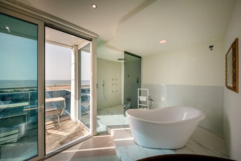 Superior Suite | Bathroom | Shower, hydromassage showerhead, free toiletries, hair dryer