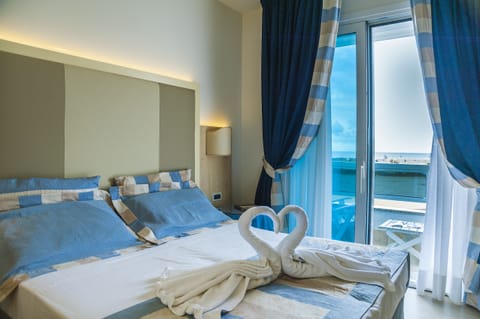 Luxury Double Room, Sea View | Desk, soundproofing, free WiFi, bed sheets