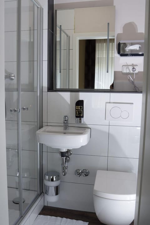 Standard Single Room | Bathroom | Free toiletries, hair dryer, towels