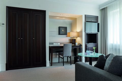 Junior Suite | Minibar, in-room safe, desk, laptop workspace