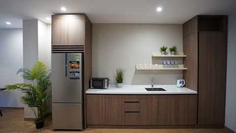 Suite, 2 Bedrooms | Private kitchen | Electric kettle