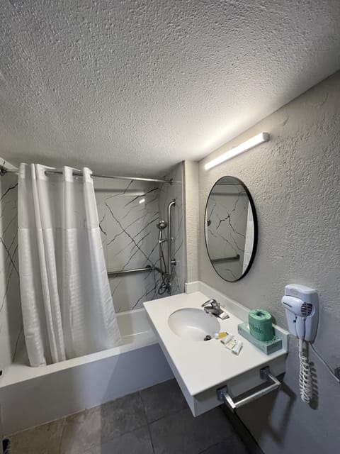 Combined shower/tub, free toiletries, hair dryer, towels