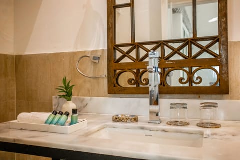 Junior Suite | Bathroom | Shower, free toiletries, hair dryer, towels