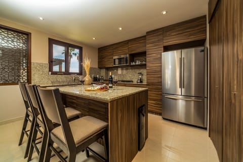 Owners | Private kitchen | Full-size fridge, espresso maker, coffee/tea maker, electric kettle