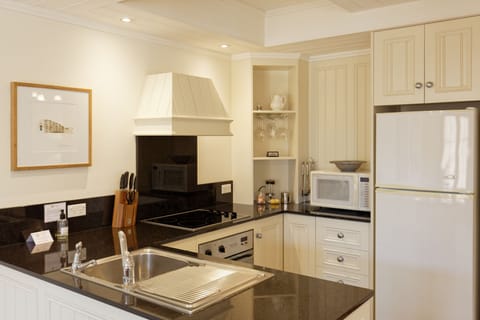 Deluxe Apartment, 1 Bedroom, Non Smoking, Kitchen | Private kitchen | Fridge, microwave, stovetop, coffee/tea maker