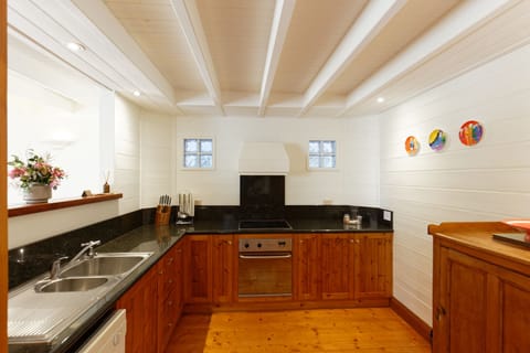 Deluxe Cottage, 2 Bedrooms, Non Smoking, Kitchen | Private kitchen | Fridge, microwave, stovetop, coffee/tea maker