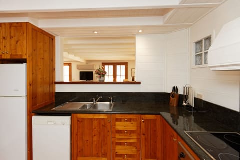 Deluxe Cottage, 2 Bedrooms, Non Smoking, Kitchen | Private kitchen | Fridge, microwave, stovetop, coffee/tea maker