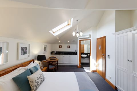 Deluxe Studio Suite, 1 Queen Bed, Non Smoking, Kitchenette | Premium bedding, soundproofing, iron/ironing board, free WiFi