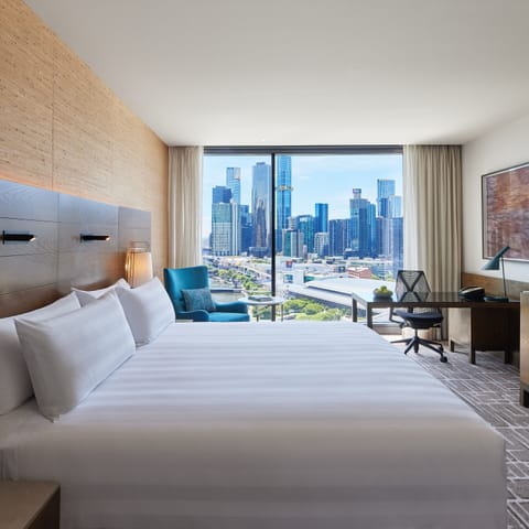 Premier King Room with City View | Premium bedding, minibar, in-room safe, desk