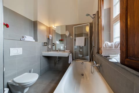 Junior Suite | Bathroom | Bathtub, free toiletries, hair dryer, bathrobes