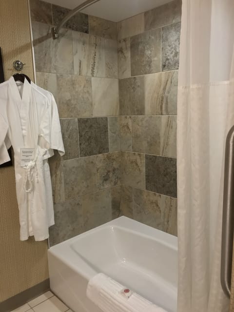 Combined shower/tub, hair dryer, towels