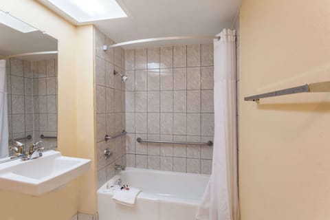 Standard Room, 1 King Bed, Accessible | Bathroom | Shower, hair dryer, towels