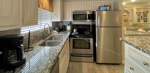 Condo, 2 Bedrooms, 2 Bathrooms | Private kitchen | Fridge, microwave, oven, stovetop