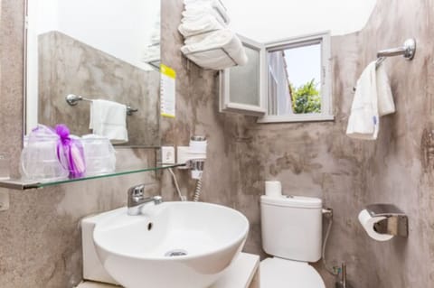 Standard Double Room | Bathroom | Shower, towels