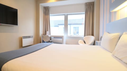 Standard Double Room | In-room safe, desk, blackout drapes, iron/ironing board