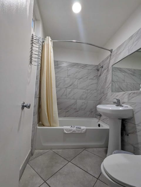 Combined shower/tub, hair dryer, towels