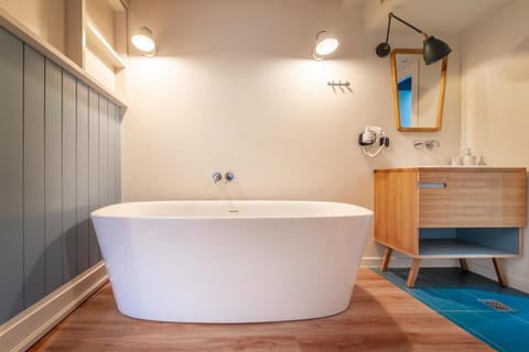 Suite | Bathroom | Shower, free toiletries, hair dryer, slippers