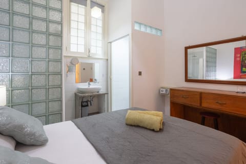 Double Room (2) | Bathroom | Shower, free toiletries, hair dryer, towels