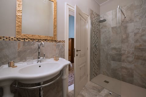 Suite | Bathroom | Shower, hair dryer, slippers, bidet