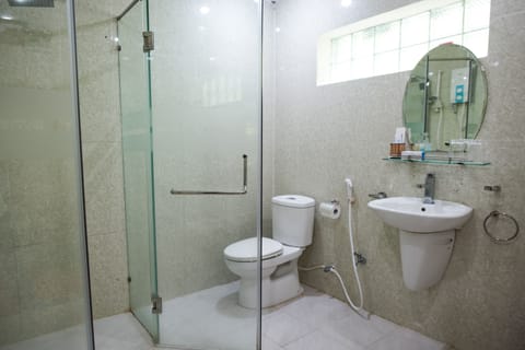 Superior Double Room | Bathroom | Shower, free toiletries, hair dryer, slippers